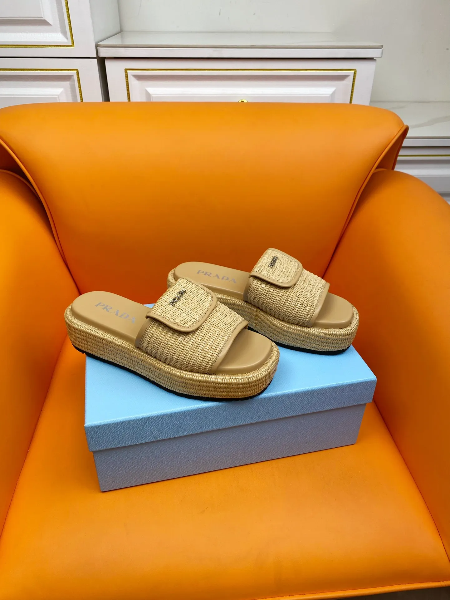 👟👟Ex-factory price 520👟👟 PRADA 2024ss raffia woven slippers This year's popular straw series, lazy people's must-have slippers are so good-looking on the feet. The whole pair of shoes is light, comfortable and bright colors meet the various choices of fashionable people of different styles! Original custom-made raffia Sheepskin lining 1:1 open mold outsole Size number: 35-39 (40 customizations are not returnable)